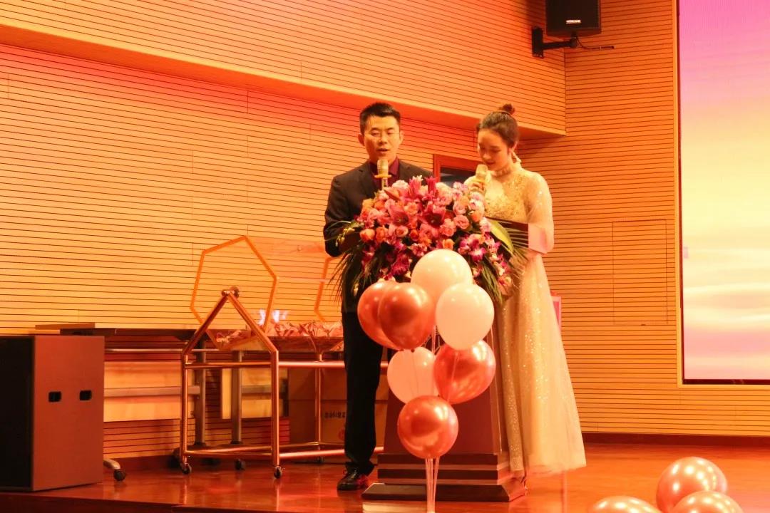 人生就是博手机版年会主持人